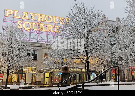 Am 22. Januar 2023 in Cleveland, Ohio, befindet sich in der Abenddämmerung im Winter ein historisches Plakat am Playhouse Square in gelber Beleuchtung mit schneebedeckten Landschaften. Stockfoto