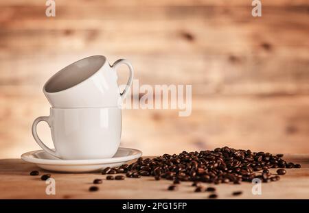 Lieber Kaffee, du bedeutest mir einen Latte. Nahaufnahme von zwei Tassen, umgeben von Kaffeebohnen. Stockfoto