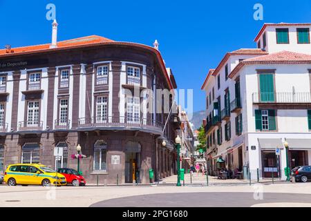 Funchal, Portugal - 20. August 2017: Blick auf die Straße von Funchal an einem sonnigen Sommertag gehen gewöhnliche Leute die Straße in der Nähe der Caixa Geral de Depositos B. Stockfoto