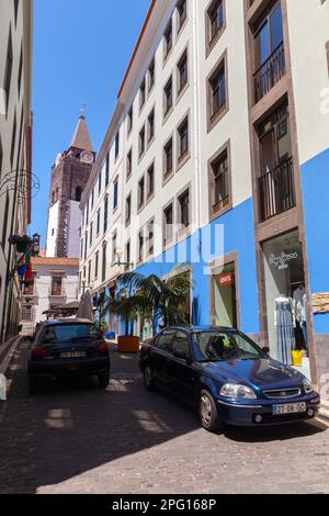 Funchal, Portugal - 20. August 2017: Vertikaler Blick auf die Straße mit geparkten Autos und die Kathedrale von Funchal an einem sonnigen Sommertag Stockfoto