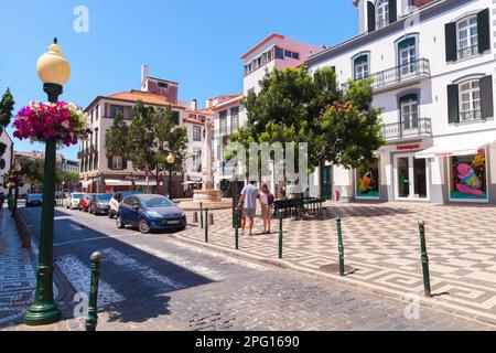 Funchal, Portugal - 20. August 2017: Blick auf die Straße mit einem alten Brunnen am Stadtplatz Funchal, der größten Stadt Madeiras an einem sonnigen Sommertag Stockfoto