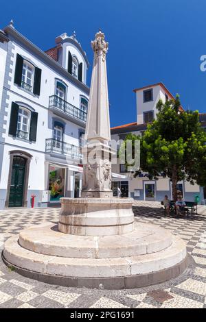 Funchal, Portugal - 20. August 2017: Blick auf die Straße mit einem alten Brunnen. Die Menschen sind auf dem Platz Funchal, der größten Stadt Madeiras, auf einem sonnigen Sum Stockfoto