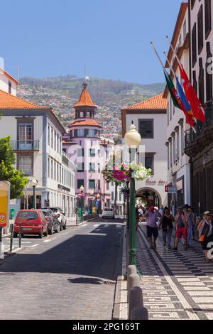 Funchal, Portugal - 20. August 2017: Straßenblick auf Funchal, die größte Stadt Madeiras an einem sonnigen Sommertag, normale Menschen gehen die Straße entlang Stockfoto