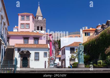 Funchal, Portugal - 20. August 2017: Blick auf die Straße mit der Kathedrale von Funchal an einem sonnigen Sommertag Stockfoto