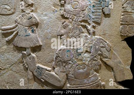 Maya Bas Relief schnitzte in einem Stelzstein des maya-Herrscherkönigs, Palenque, Mexiko. Stockfoto