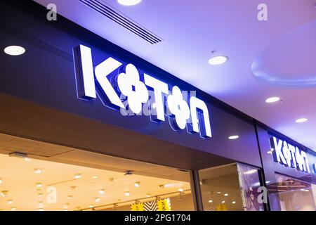 Koton - Designeretikett, Verkaufsschild. Koton Shop im Einkaufszentrum, Ladenschild aus der Nähe. Glastüren, Boutiquen, Schaufenster. Astana, Kasachstan Stockfoto