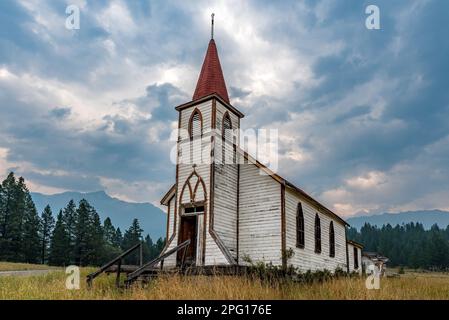 Moody schwingt über die ehemalige Kirche der katholischen Mission Sacred Heart der Columbia Band First Nation in der Nähe von Windermere, BC Stockfoto