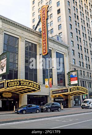 Das Playhouse Square Theater District in Cleveland, Ohio, umfasst die Ohio und State Theater mit ihren charakteristischen Festzetteln, die neu gestaltet werden. Stockfoto