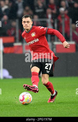 Leverkusen, Deutschland. 19. März 2023. Fußball: Bundesliga, Bayer Leverkusen - Bayern München, Spieltag 25, BayArena. Leverkusens Florian Wirtz spielt den Ball. Kredit: Federico Gambarini/dpa - WICHTIGER HINWEIS: Gemäß den Anforderungen der DFL Deutsche Fußball Liga und des DFB Deutscher Fußball-Bund ist es verboten, im Stadion aufgenommene Fotos und/oder das Spiel in Form von Sequenzbildern und/oder videoähnlichen Fotoserien zu verwenden oder verwenden zu lassen./dpa/Alamy Live News Stockfoto