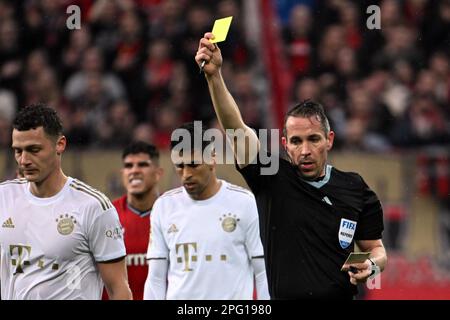 Leverkusen, Deutschland. 19. März 2023. Fußball: Bundesliga, Bayer Leverkusen - Bayern München, Spieltag 25, in der BayArena. Schiedsrichter Tobias Stieler während des Spiels. Kredit: Federico Gambarini/dpa - WICHTIGER HINWEIS: Gemäß den Anforderungen der DFL Deutsche Fußball Liga und des DFB Deutscher Fußball-Bund ist es verboten, im Stadion aufgenommene Fotos und/oder das Spiel in Form von Sequenzbildern und/oder videoähnlichen Fotoserien zu verwenden oder verwenden zu lassen./dpa/Alamy Live News Stockfoto