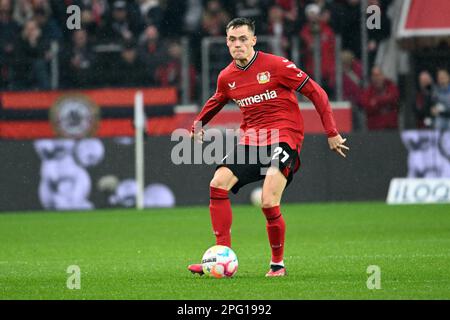 Leverkusen, Deutschland. 19. März 2023. Fußball: Bundesliga, Bayer Leverkusen - Bayern München, Spieltag 25, BayArena. Leverkusens Florian Wirtz spielt den Ball. Kredit: Federico Gambarini/dpa - WICHTIGER HINWEIS: Gemäß den Anforderungen der DFL Deutsche Fußball Liga und des DFB Deutscher Fußball-Bund ist es verboten, im Stadion aufgenommene Fotos und/oder das Spiel in Form von Sequenzbildern und/oder videoähnlichen Fotoserien zu verwenden oder verwenden zu lassen./dpa/Alamy Live News Stockfoto