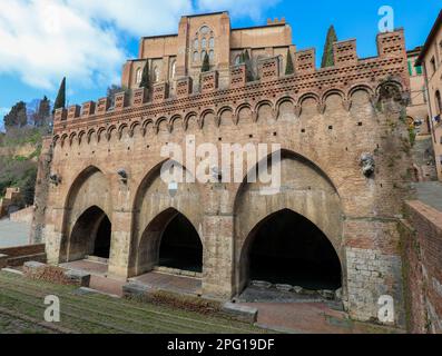 Berühmter Brunnen mit Quellwasser namens FONTEBRANDA in Siena in Mittelitalien Stockfoto