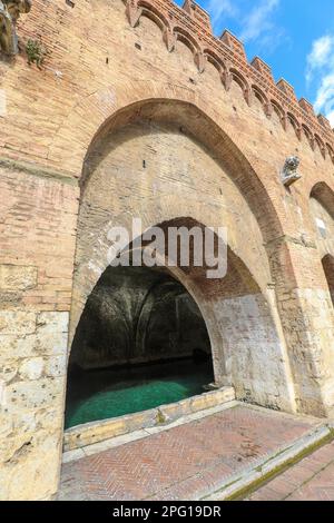 Berühmter Brunnen mit Quellwasser namens FONTEBRANDA in Siena in Mittelitalien Stockfoto