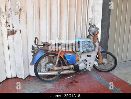 Altes rostiges Suzuki-Fahrrad in Penang Malaysia. Stockfoto