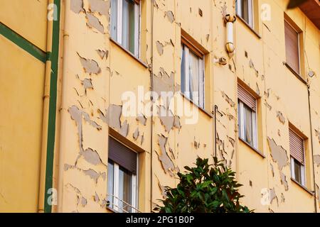Abblätternde Farbe an der Wand eines alten Wohngebäudes Stockfoto