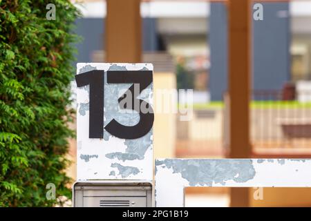Haus Nummer 13 vor dem Hinterhof. Pechbegriff und Aberglaube Stockfoto