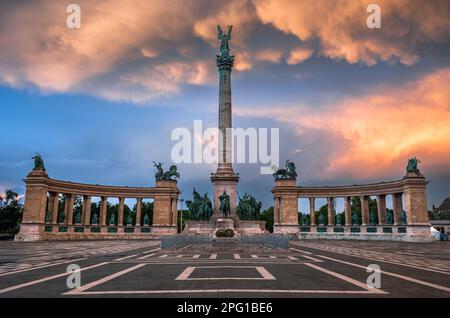 Budapest, Ungarn - einzigartige Mammatuswolken über dem Heldenplatz Millennium Monument in Budapest nach einem schweren Gewitter an einem Sommernachmittag bei Sonnenuntergang Stockfoto