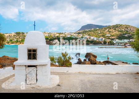 Blick auf die Bucht von Almyrida an einem windigen Tag. Almyrida. Kreta, Griechenland Stockfoto