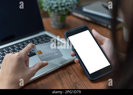 Frau, die ein Smartphone-Modell verwendet, online einkauft, mit Kreditkarte bezahlt, bezahlt, das Guthaben überprüft, im Internet-Banking surft. Stockfoto