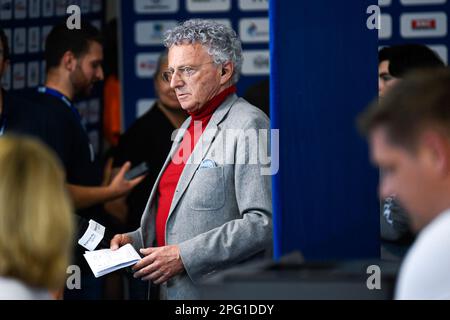 Der französische Journalist Nelson Monfort interviewt bei einem neuen Schwimmwettkampf, den Giant Open am 19. März 2023, im Dom von Saint-Germain-en-Laye, Frankreich. Foto: Victor Joly/ABACAPRESS.COM Stockfoto