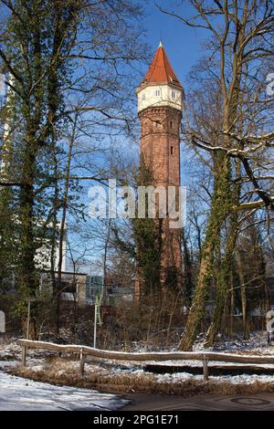 Karlsruhe - 12. Februar 2021: Turm hinter Bäumen an einem sonnigen Wintertag in Karlsruhe. Stockfoto