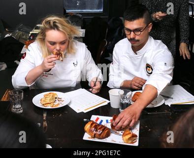 New York City, Usa. 19. März 2023. Beste Croissant-Koncours im 5Av/Mad Restaurant in Midtown, New York, am 19. März 2023. Jährliche Koncours, die von French Morning mit den professionellen Jurys Orlando Soto, Alexia Duchene, Miriam Milord und Eunji Lee ausgerichtet werden, die die Boulangerie „Brooklyn French Bakers“ als Bestes Croissant des Jahres auswählten. 13 Bäckereien begannen den Wettbewerb, darunter Brotbäckerei, Epicerie Boulud, das Tin Building von Jean Georges und Julien Boulangerie. Foto: Charles Guerin/ABACAPRESS.COM Kredit: Abaca Press/Alamy Live News Stockfoto