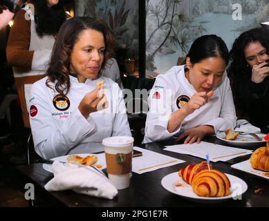 New York City, Usa. 19. März 2023. Beste Croissant-Koncours im 5Av/Mad Restaurant in Midtown, New York, am 19. März 2023. Jährliche Koncours, die von French Morning mit den professionellen Jurys Orlando Soto, Alexia Duchene, Miriam Milord und Eunji Lee ausgerichtet werden, die die Boulangerie „Brooklyn French Bakers“ als Bestes Croissant des Jahres auswählten. 13 Bäckereien begannen den Wettbewerb, darunter Brotbäckerei, Epicerie Boulud, das Tin Building von Jean Georges und Julien Boulangerie. Foto: Charles Guerin/ABACAPRESS.COM Kredit: Abaca Press/Alamy Live News Stockfoto