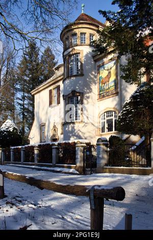 Karlsruhe, Deutschland - 12. Februar 2021: Weißes Haus mit Hirschen in der Nähe des Karlsruher Schlosses an einem sonnigen Wintertag in Deutschland. Stockfoto