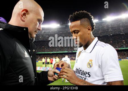 Sabadell, Barcelona, Spanien. 19. März 2023. Barcelona Spanien 19.03.2023 Eder Militao (Real Madrid) Gesten während der La Liga Santander zwischen dem FC Barcelona und Real Madrid im Camp Nou am 19. März 2023 in Barcelona. (Kreditbild: © Xavi Urgeles/ZUMA Press Wire) NUR REDAKTIONELLE VERWENDUNG! Nicht für den kommerziellen GEBRAUCH! Kredit: ZUMA Press, Inc./Alamy Live News Stockfoto