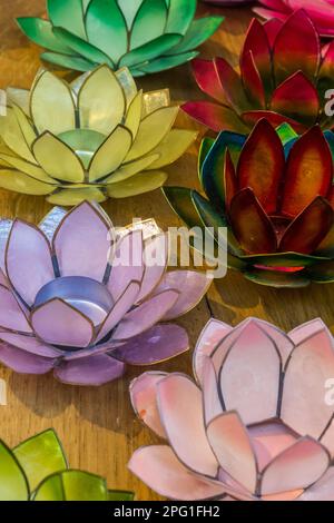 Farbenfroher Kerzenhalter aus Glas in Form einer Blume auf einem Markt in Dressed, Deutschland Stockfoto