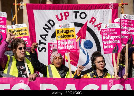 Protest findet am UN-Tag gegen Rassismus in London statt. Stell dich dem Rassismus. Flüchtlinge sind willkommen, halten Sie die Plakette ganz rechts an. Demonstranten Stockfoto