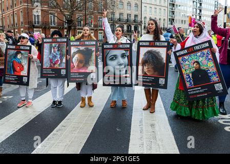 Woman Life Freedom, iranische und iranische Demonstranten bei einem Protest, der am UN-Tag gegen Rassismus in London stattfindet. Bilder von Opfern Stockfoto