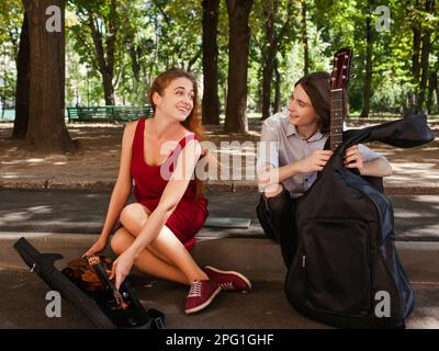 Straßenkünstler datet romantische Musikkunst Stockfoto