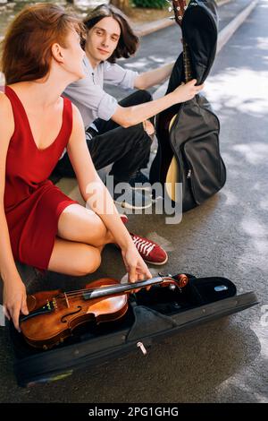 Straßenkünstler datet romantische Musikkunst Stockfoto