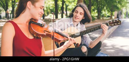 Straßenkünstler datet romantische Musikkunst Stockfoto