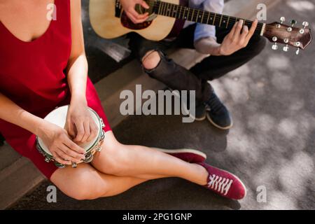 Straßenkünstler datet romantische Musikkunst Stockfoto