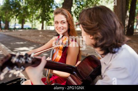 Straßenkünstler datet romantische Musikkunst Stockfoto