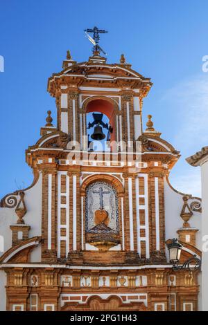 Iglesia de la caridad Wohltätigkeitskirche Altstadt Carmona Sevilla Andalusien Südspanien. Die Schönheit von Carmona liegt in den hohen weißen Wänden von Carmona Stockfoto