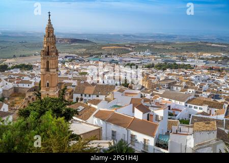 Die Altstadt von Estepa in der Provinz Sevilla, Andalusien, Südspanien, aus der Vogelperspektive. Blick über die Stadt mit dem Torre de la Victoria. Diese große 40-Meter-Hi Stockfoto