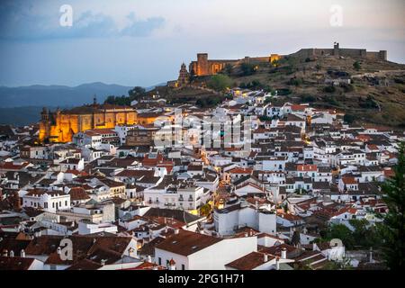 Luftaufnahme des Dorfes Aracena. Panoramablick über das Dorf im Parque Natural Sierra de Aracena y picos de Aroche. Die Stadt hat ihren Namen abgeleitet Stockfoto