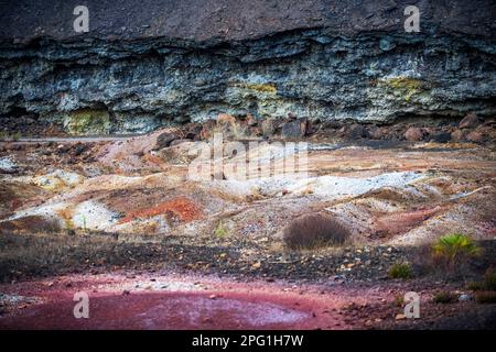 Blick vom Touristenzug, der für Touristenreisen durch das Bergbaugebiet RioTinto in der Provinz Huelva, Spanien, genutzt wird. Die Rio Tinto-Eisenbahn wurde 187 gebaut Stockfoto