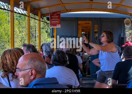 Personen im Touristenzug, der für eine Touristenreise durch das Bergbaugebiet RioTinto, Provinz Huelva, Spanien, verwendet wird. Die Rio-Tinto-Bahn wurde gebaut Stockfoto