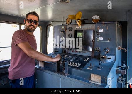 Eisenbahner der Locomotive 933 FRT ex-300 für Touristenreisen durch das Bergbaugebiet RioTinto, Provinz Huelva, Spanien. Die Rio Tinto Eisenbahn Stockfoto