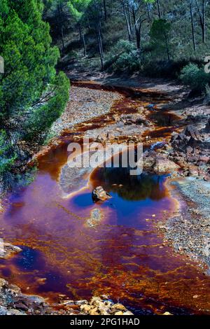 Blutrote Mineral-beladenes Wasser Rio Tinto Fluss Minas de Riotinto Bergbaugebiet. Der sehr rote Rio Tinto (Fluss Tinto), Teil des Rio Tinto Mining Park ( Stockfoto