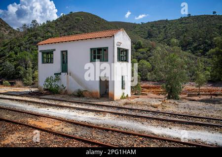 Eisenbahn des Tourismuszugs, der für Touristenreisen durch das Bergbaugebiet RioTinto, Provinz Huelva, Spanien, verwendet wird. Die Rio Tinto-Eisenbahn wurde 187 gebaut Stockfoto