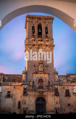 Basilika Santa Maria und Glockenturm von Arcos de la Fontera, Kirche San Pedro und umliegende Landschaft, Arcos De la Fontera, Provinz Cadiz, Stockfoto