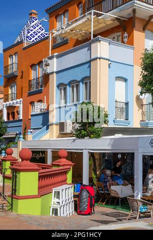 Farbenfrohe Häuser und Gebäude in Puerto Sherry in El Puerto de Santa Maria Cadiz Andalusien Spanien Europa. Puerto Sherry ist ein spanischer Yachthafen in Stockfoto