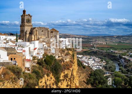 Panoramablick auf Arcos de la Fontera, Kirche San Pedro und die umliegende Landschaft, Arcos De la Fontera, Provinz Cadiz, Andalusien, Spanien. Arcos Stockfoto