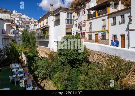 Höhlengebäude, erbaut im Felsen Setenil de las Bodegas, Provinz Cadiz, Spanien. Setenil de las Bodegas ist eine Stadt und Gemeinde in der Provinz Stockfoto