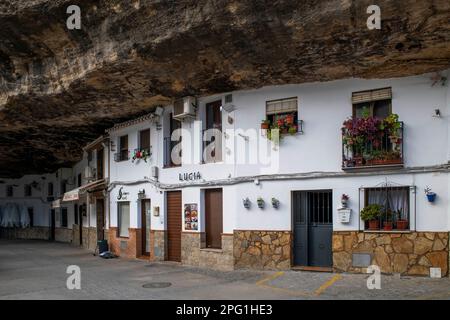 Bars und Restaurants in der La Cueva del Sol Straße, eine der typischsten Straßen von Setenil de las Bodegas Setenil de las Bodegas ist eine Stadt pue Stockfoto